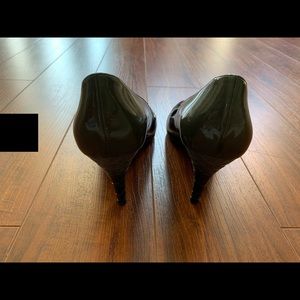 Women’s ombré patent leather Burberry pumps! ⚫️⚪️